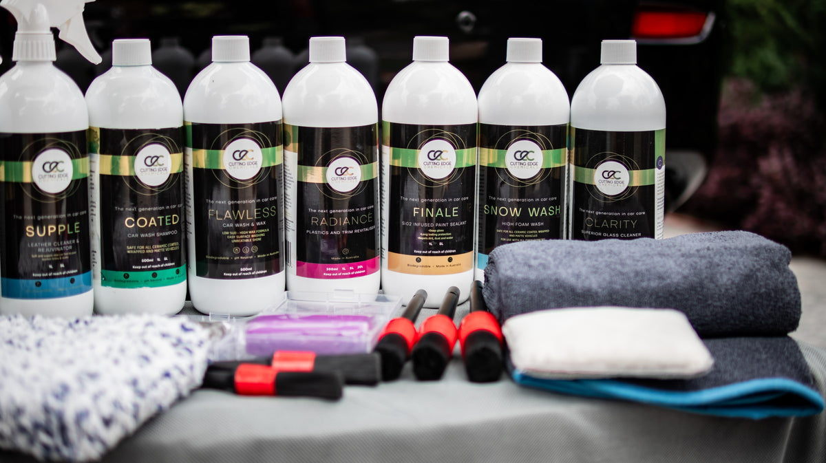 Premium car detailing kit with seven 1L formulas, 200g clay bar, plush mitt, drying towel, five-piece brush set and applicator